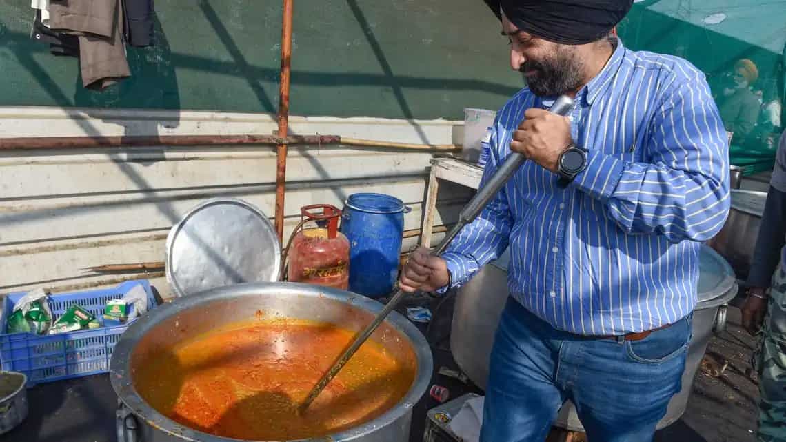 A restaurant reopens after a year of serving langars to farmers