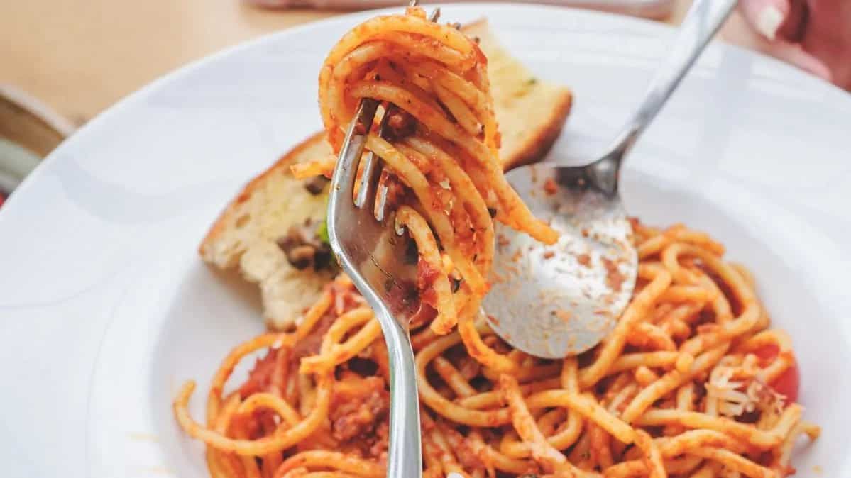 Make Your Own 'Family Meal' Spaghetti Pomodoro From ‘The Bear’