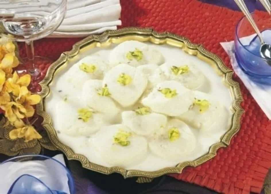 Kesar Malai Roll: Bread Rasmalai Soaked In Almond And Cream