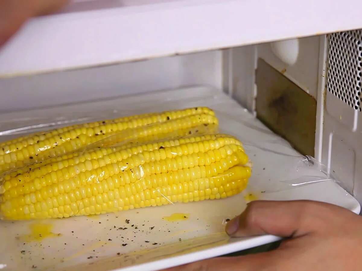 How To Roast Corn On The Cob In The Microwave?