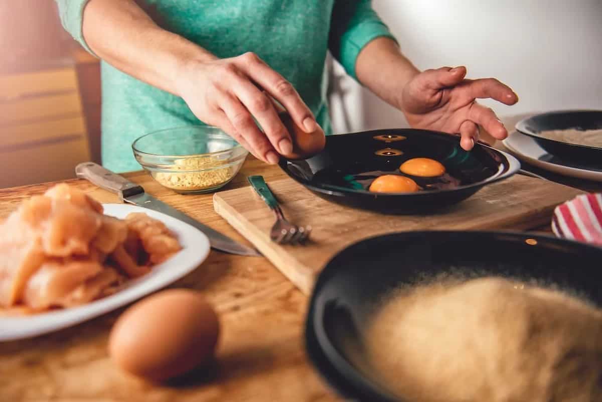 Hack To Crack Egg Without Breaking The Yolk Amuses Netizens