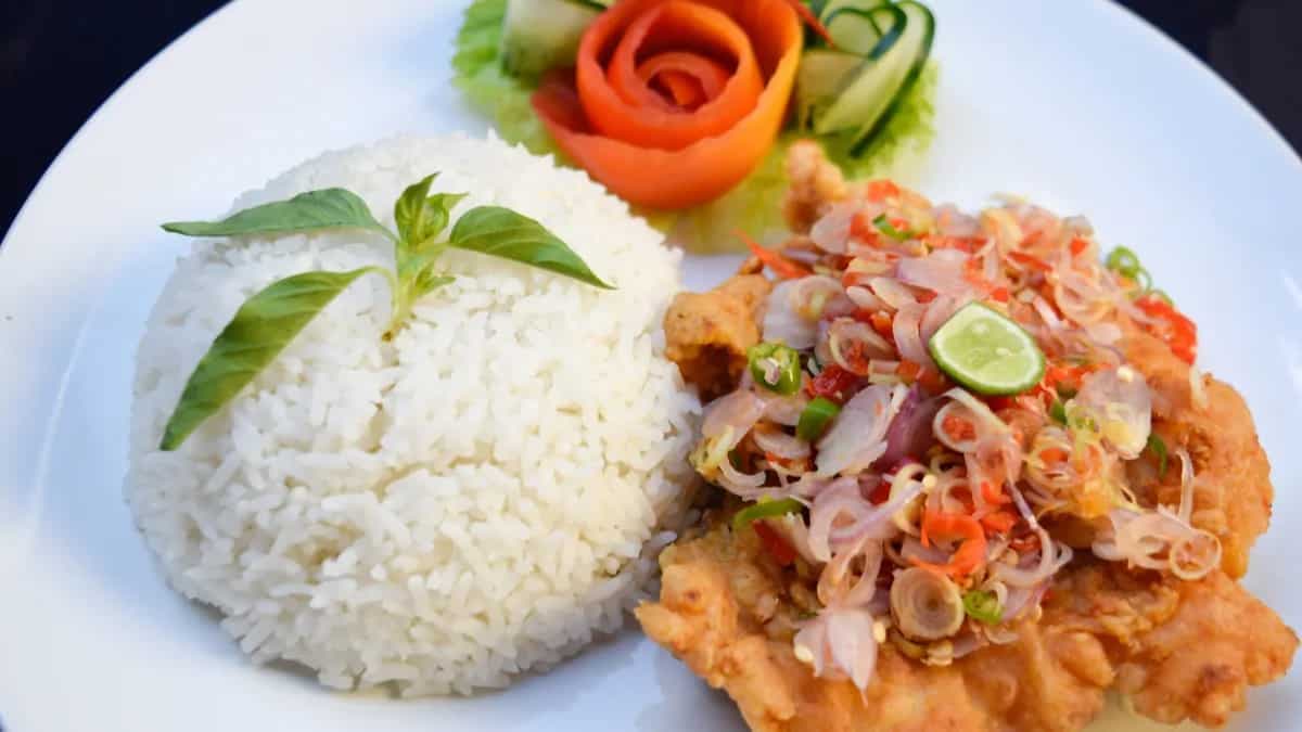 Try The Vietnamese-Style Lemongrass Chicken With Rice Salad 