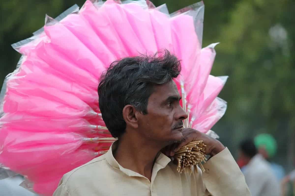 Baal Ke Badle Baal: Check Out This Street Vendor’s Bizarre Barter 