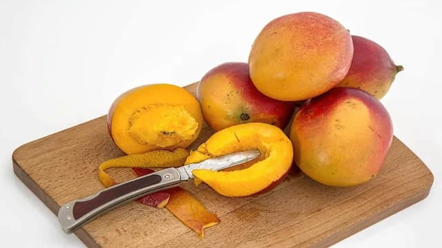 Do Not Throw Mango Peels, Have it For These Healthy Reasons