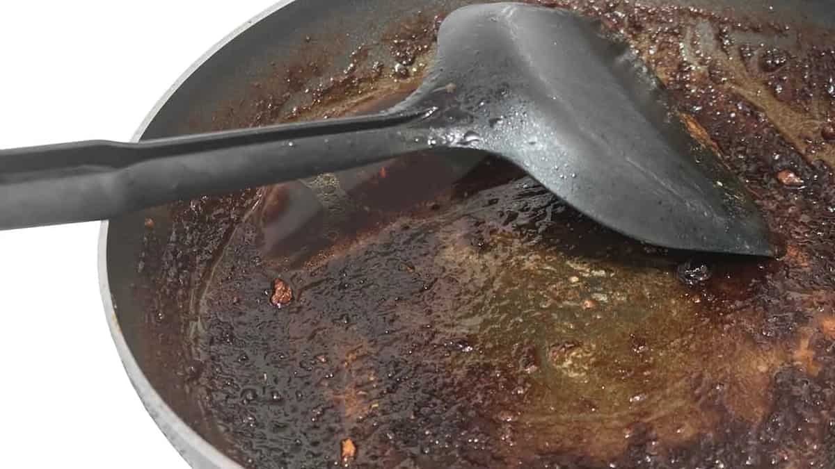 5-Minute Kitchen Hacks To Clean A Frying Pan