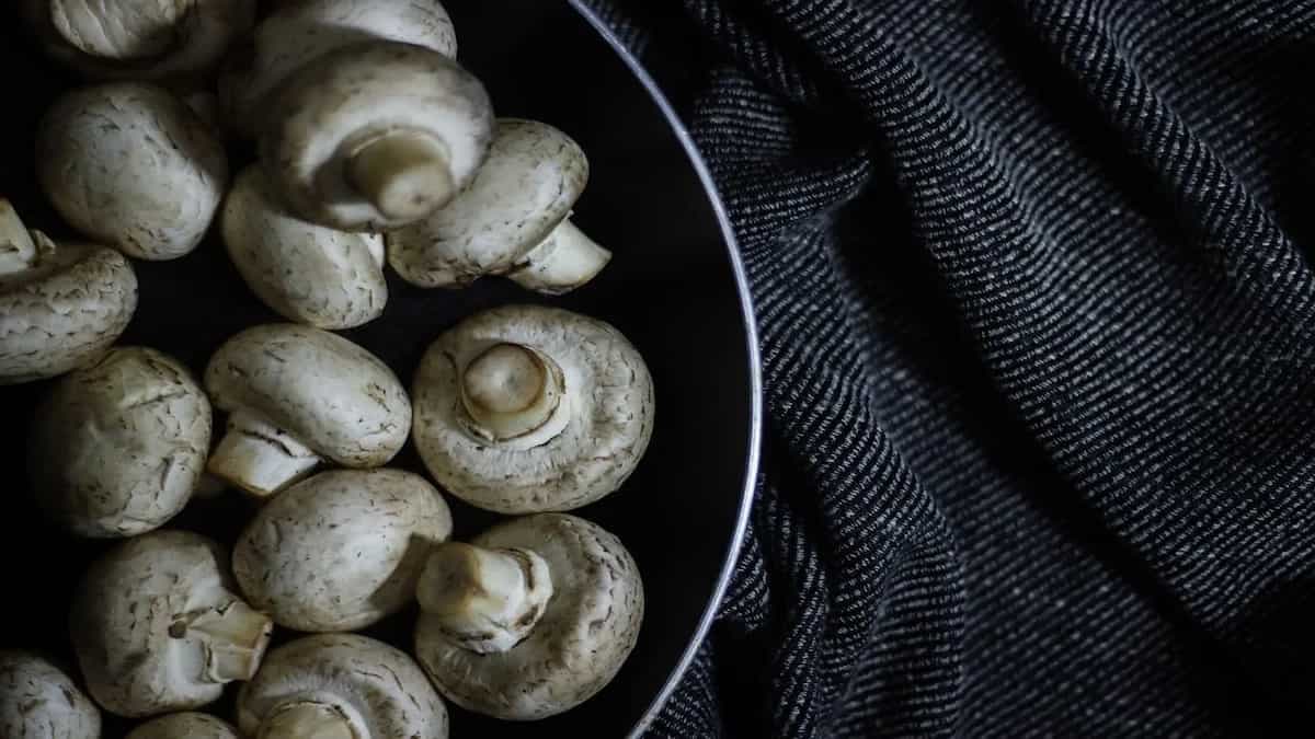 Wondering How To Clean Button Mushrooms? Follow These Easy Tips