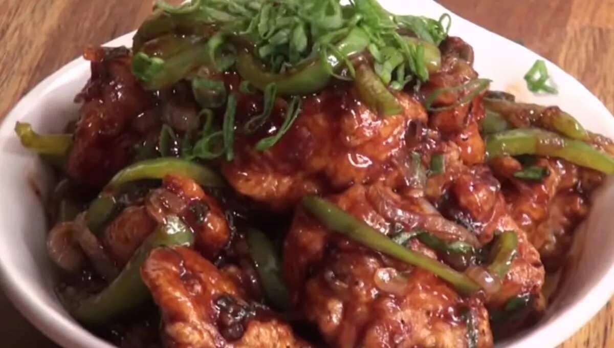 Chicken In Hoisin Sauce: Hot, Tempting Sauce Over Chicken Pieces