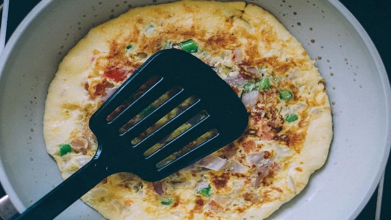 Woman Cooks Eggs in The Sun Heat, Leaves Netizens Shocked