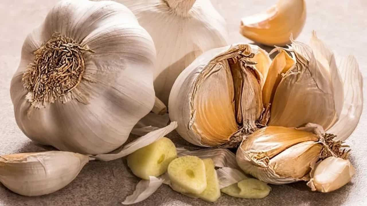 3 Home Remedies Of Garlic That May Work To Manage Weight Loss, Hair Fall And Diabetes