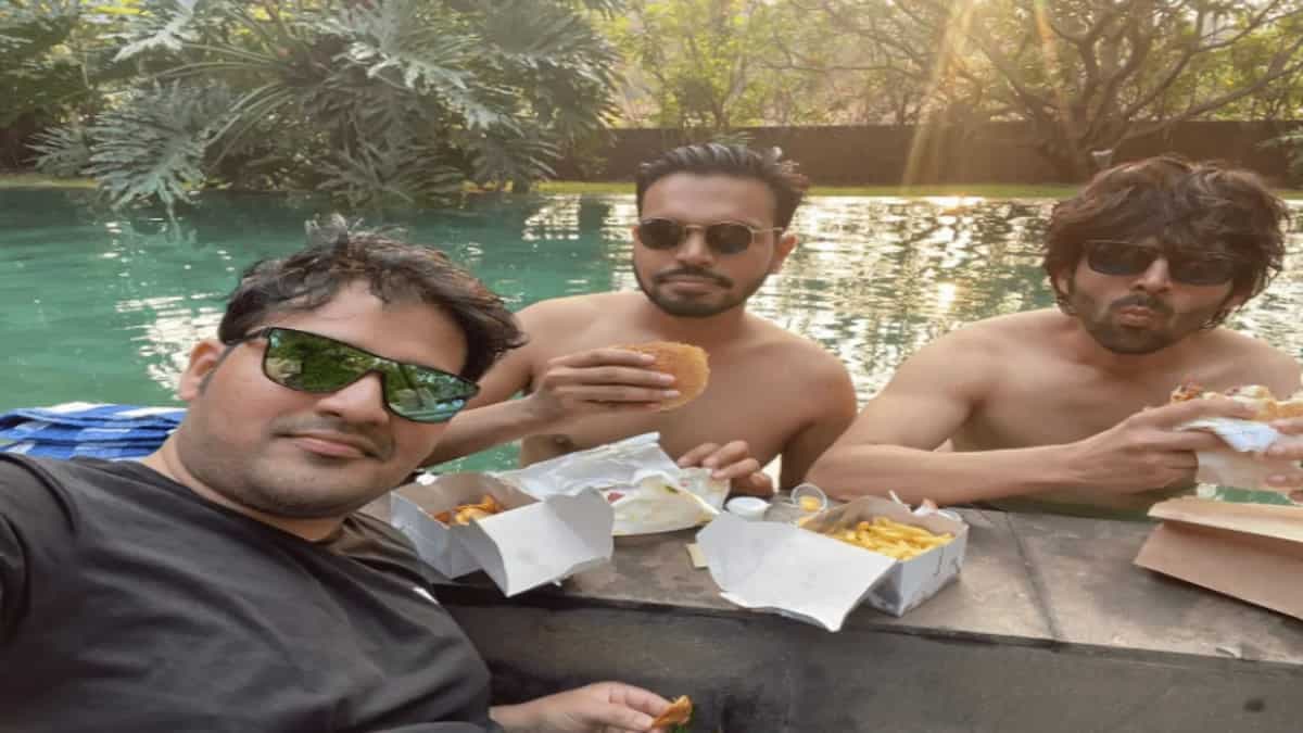 Kartik Aaryan’s Goa Trip With College Friends Also Featured Lots Of Burgers And Fries