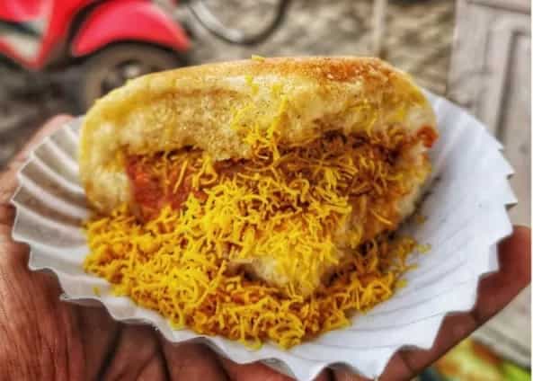 Craving A Blockbuster Breakfast? This Saucy Gujarati Dabeli Will Surely Win You Over