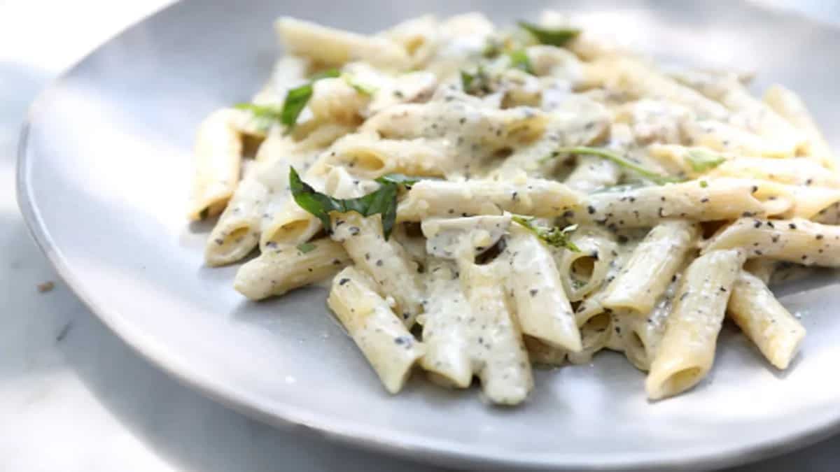 Creamy And Cheesy One Pot White Sauce Pasta