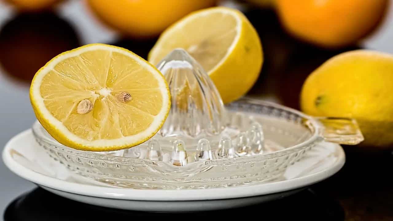 5 Ways Lemon Heals Your Body