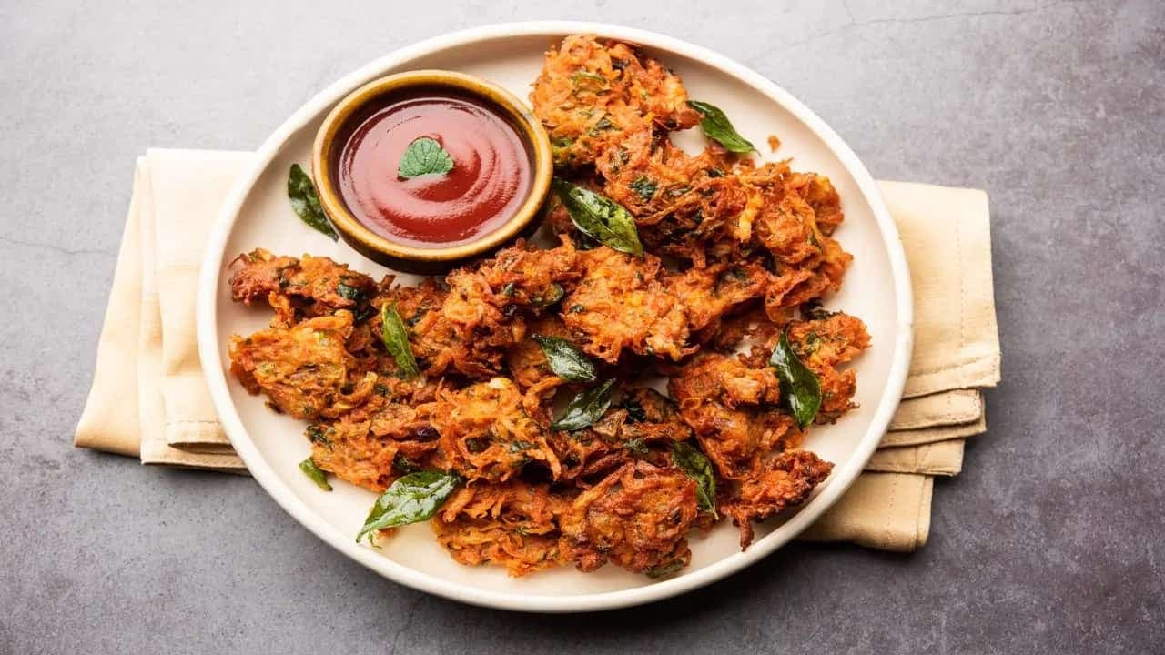 Pitter Patter Pakora: How Are These Monsoon Favourites Fried In Differrent Parts Of India?