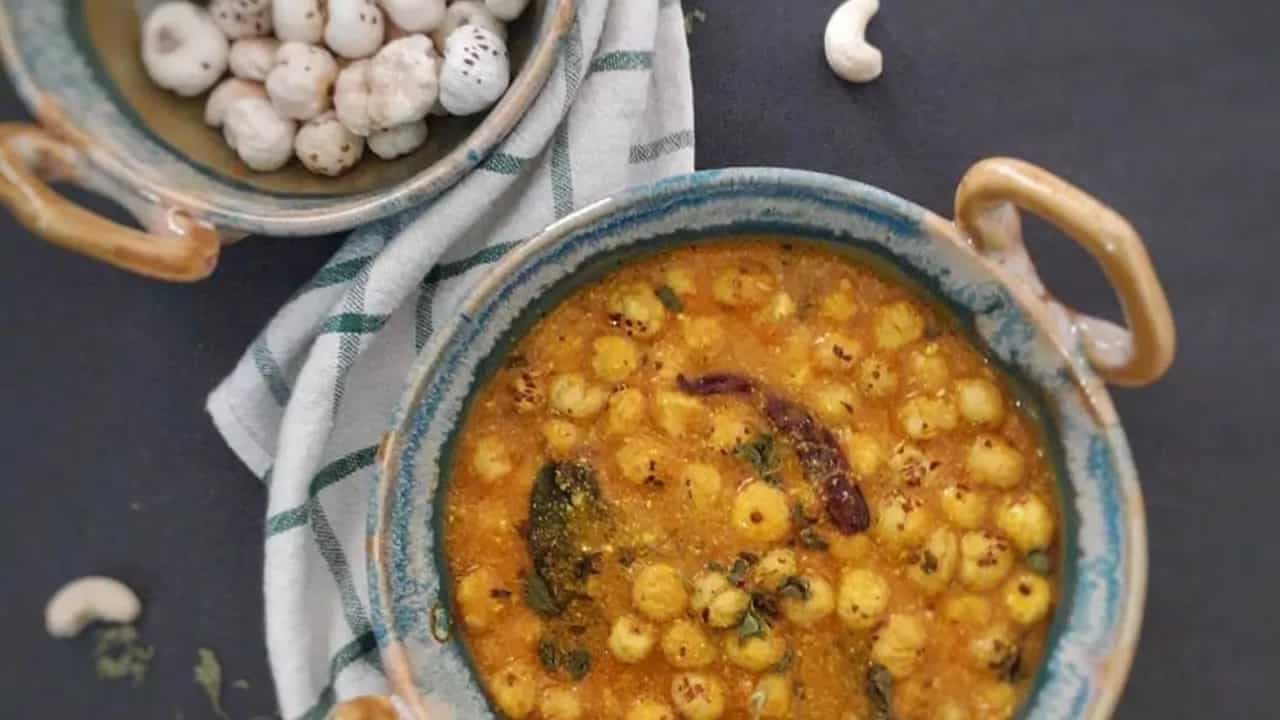 Here's How You Can Make This Simple Yet Tasteful Makhana Phool Curry