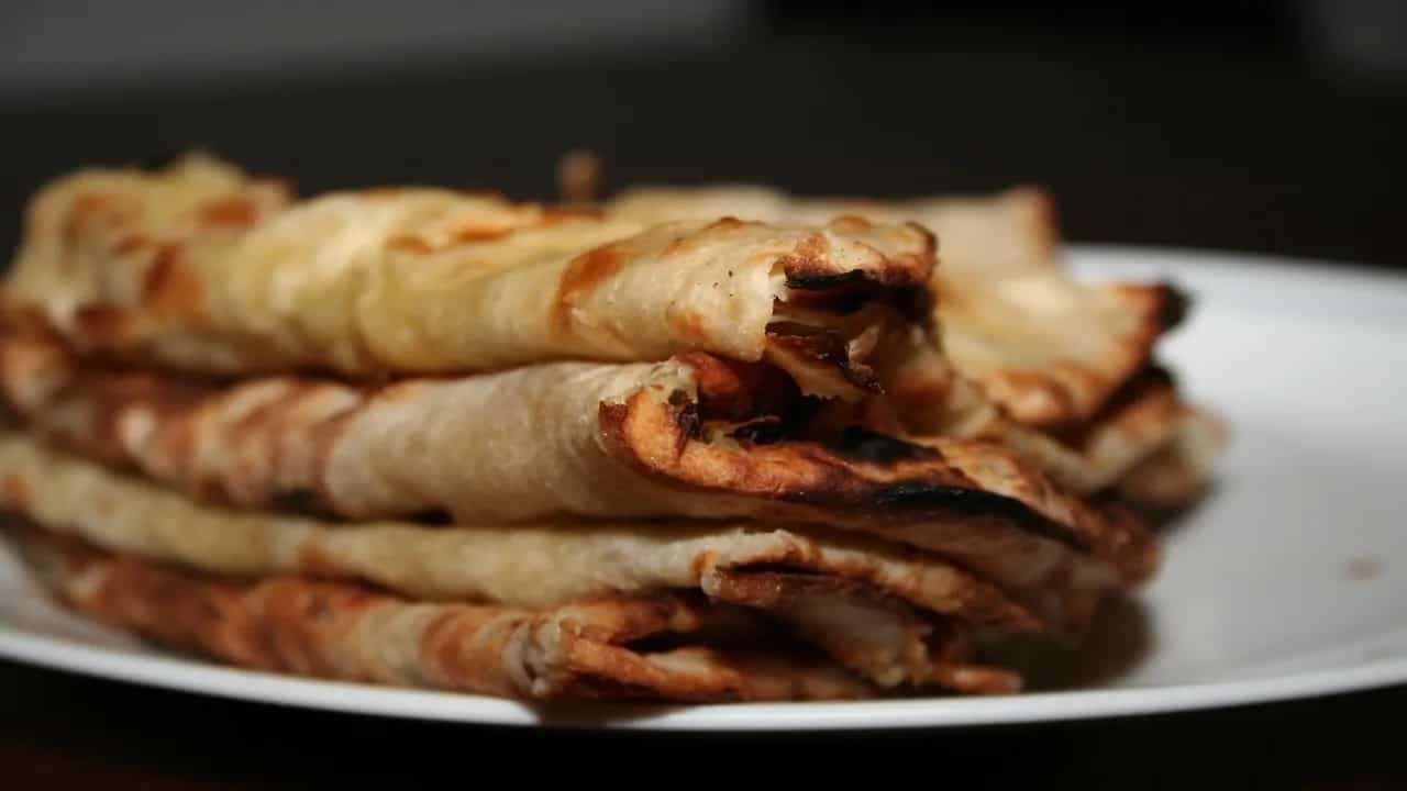 Viral: This Naan Bedsheet Has Left Twitter In Splits; 3 Best Places To Have Naan In Delhi