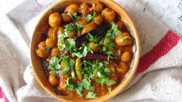 Dishes With Achari Twist To Try During This Monsoon Season