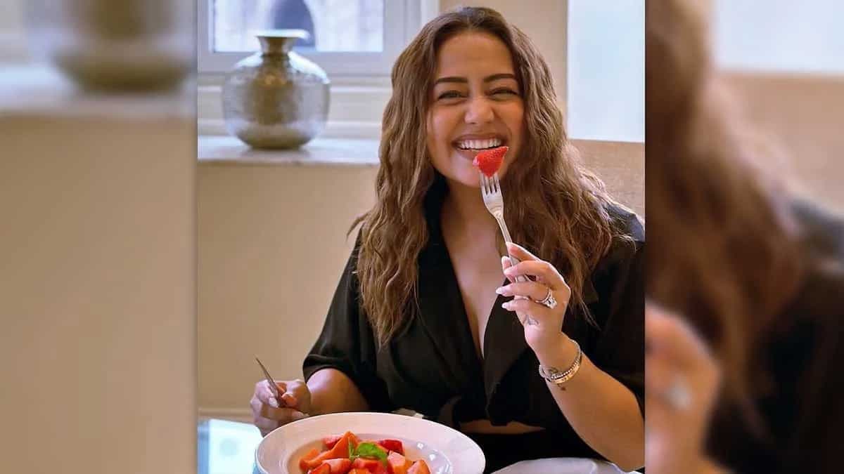 Neha Kakkar Gorges On Strawberries Before Her Next Song's Shoot