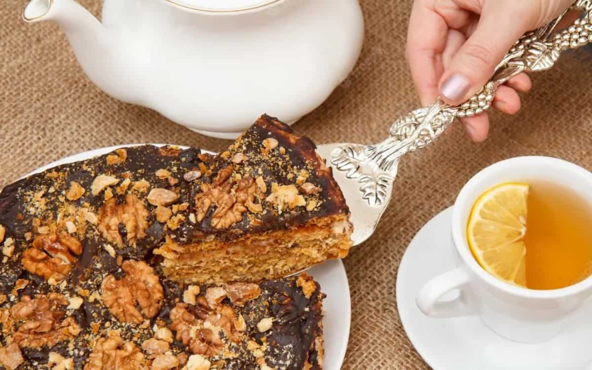 Simplify Your Baking Experience With These Top 5 Cake Lifters