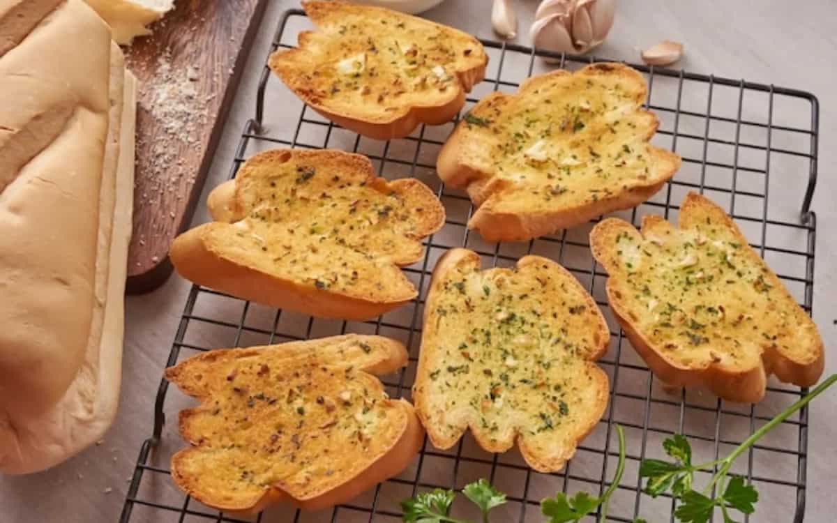 Do You Know How To Make Garlic Bread in An Oven Toaster Grill?