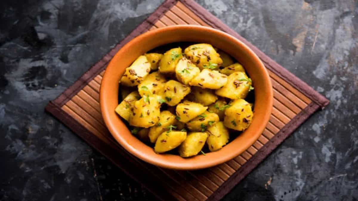 Shukto To Aloo Jeera: 6 Simple Vegetarian Dishes For Dinner  