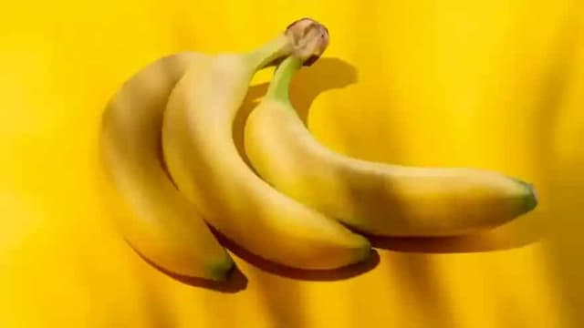 Can Bananas Really Aggravate Your Cold? A Nutritionist Weighs In