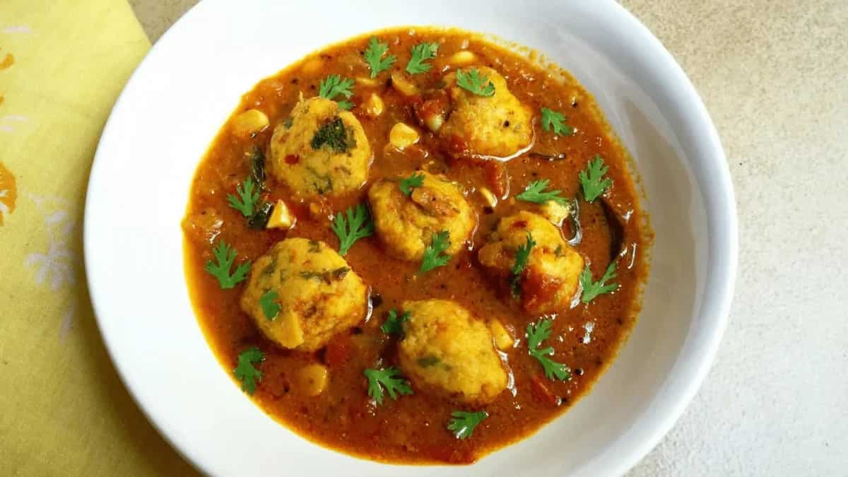 Urundai Kuzhambu: South Indian Style Chana Dal Balls In A Gravy