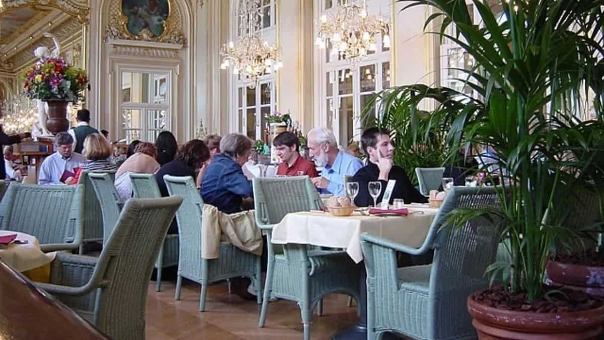 Visiting France? Here's The Dining Etiquette Guide You Need