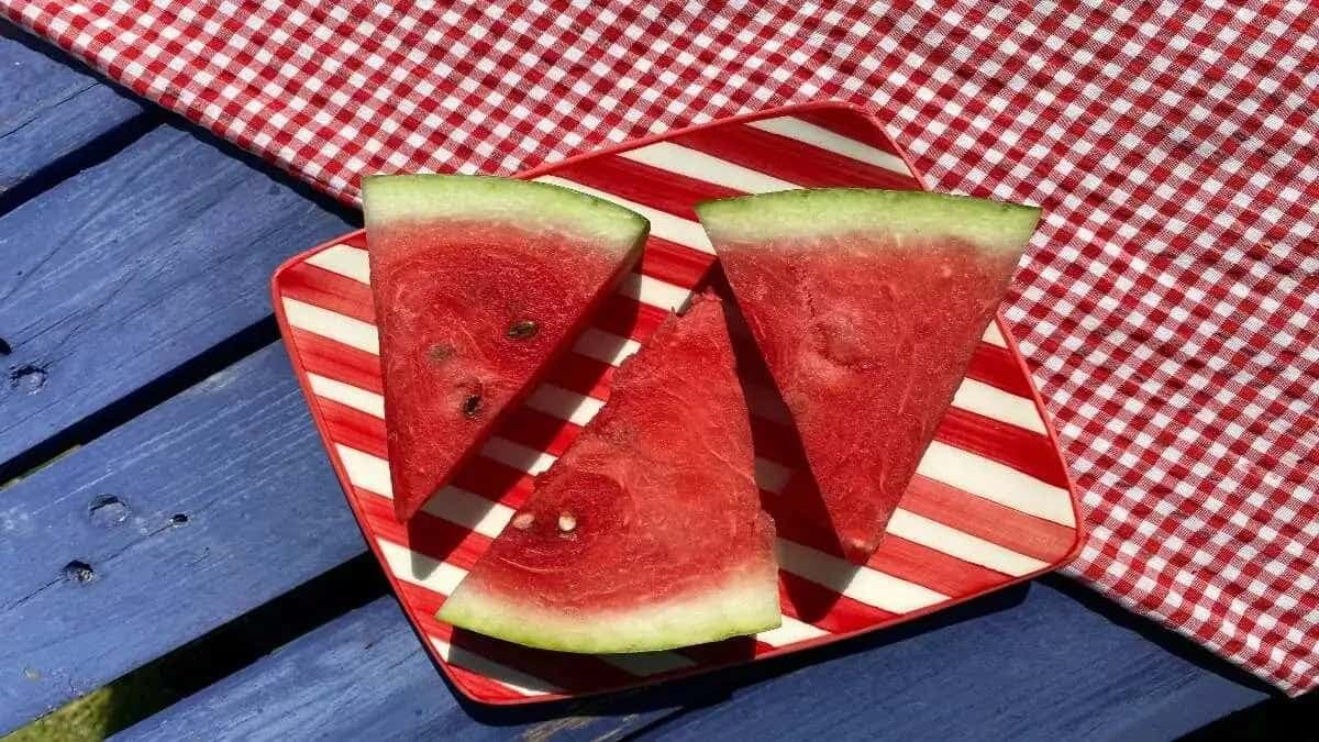 6 Ways To Identify Fresh, Juicy Watermelons In Summer