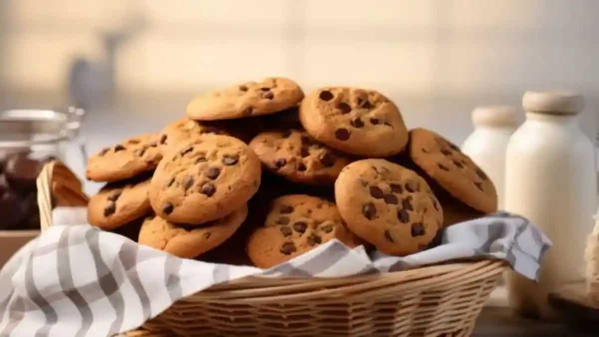 The Simple Reason Your Leftover Cookies Need The Freezer