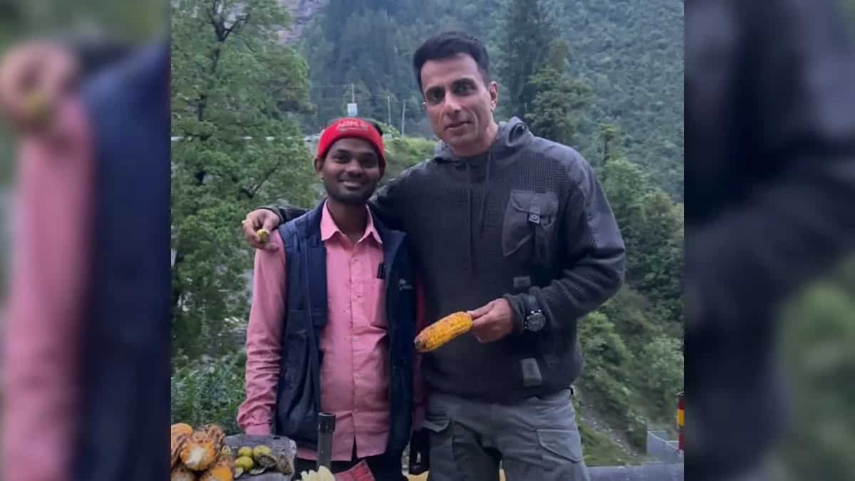 Sonu Sood Interacts With A Corn Seller In Himachal