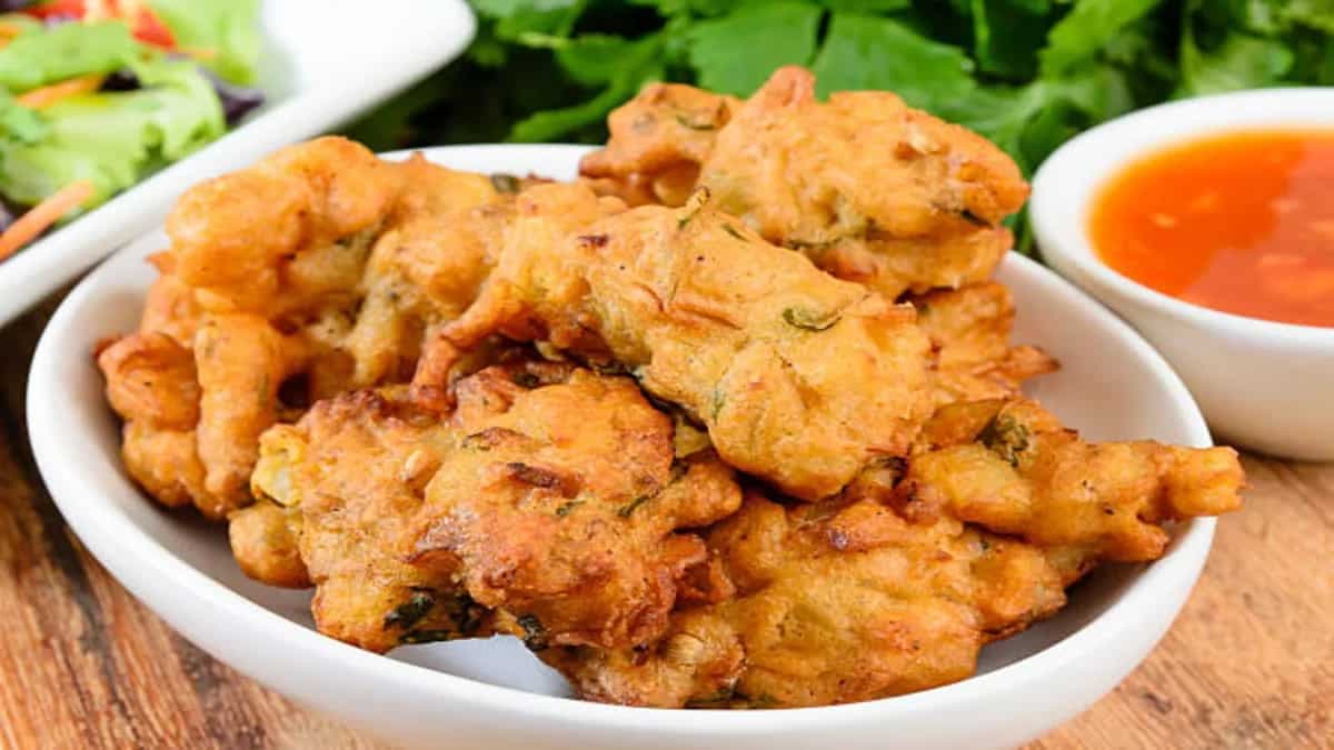 Want To Make Crispy And Crunchy Pakoras? See These Tips 