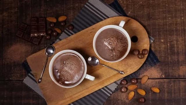 Delicious Alcoholic Hot Chocolate Combinations For Winter Nights