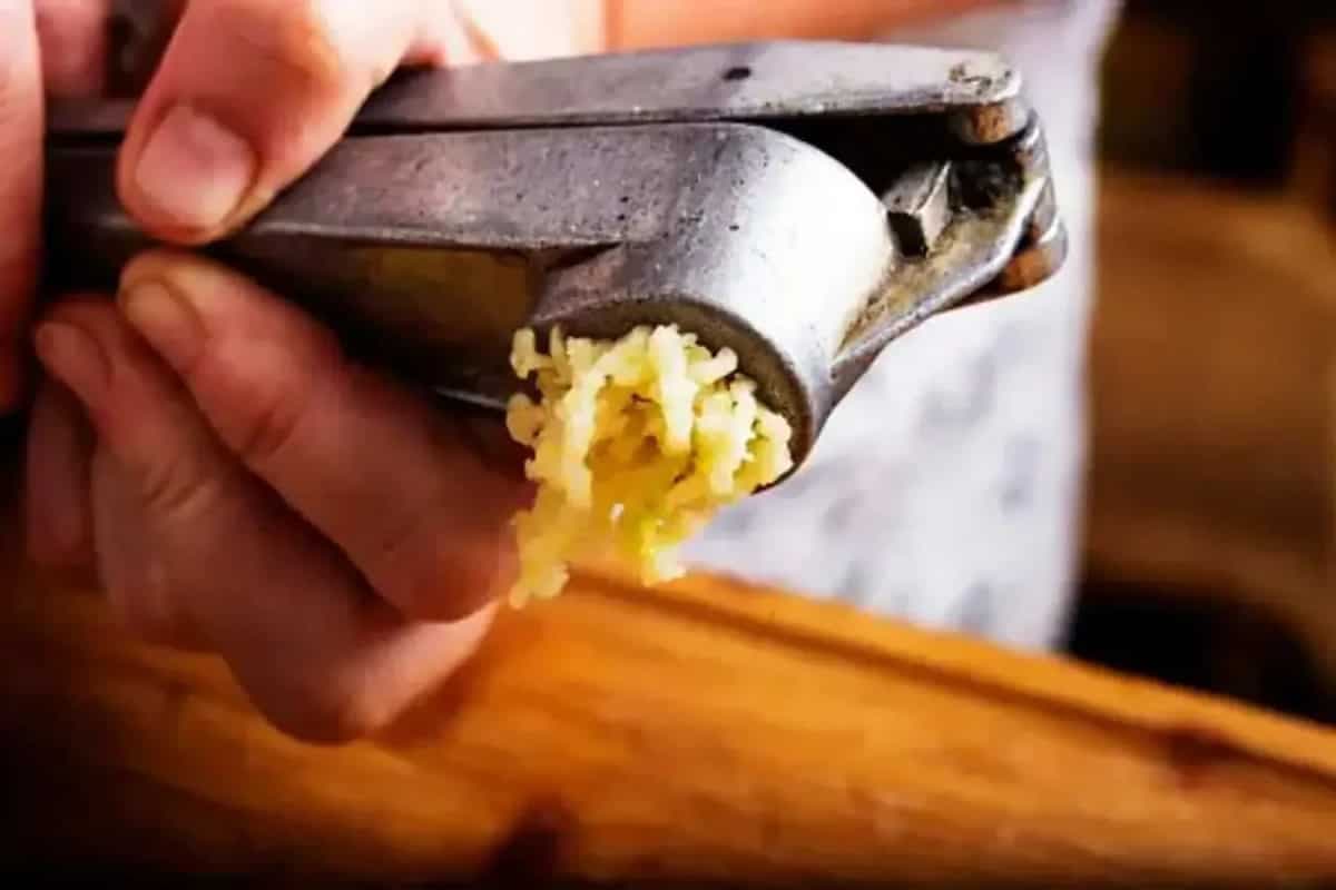 5 Garlic Press Mistakes Which May Be Affecting Your Recipes