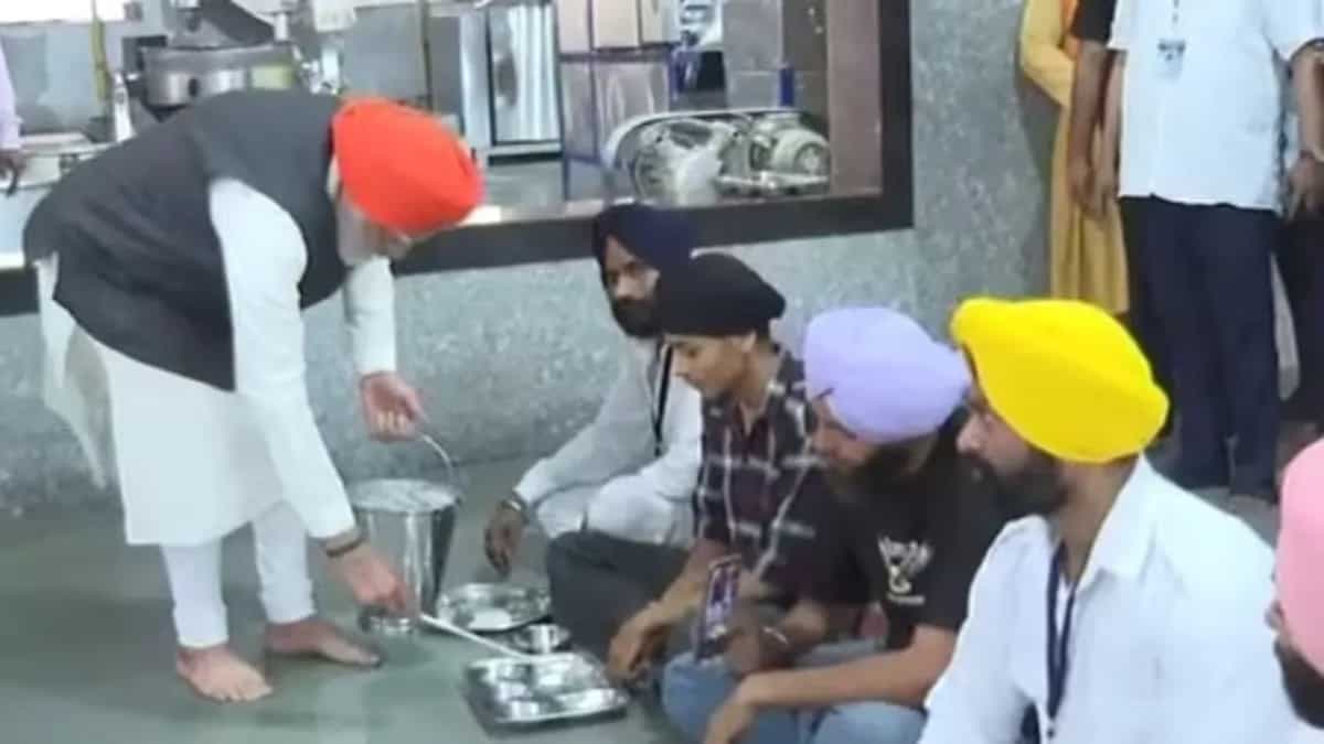  PM Modi Participates In Gurdwara Langar During Bihar Visit