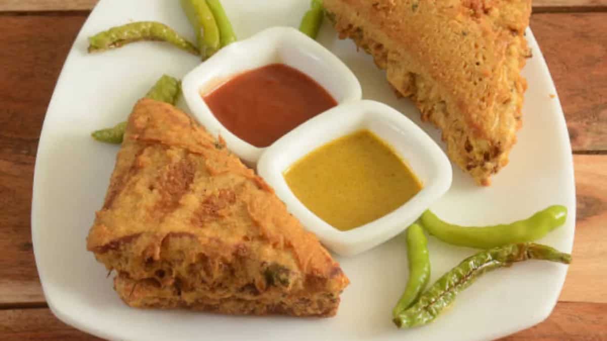 6 Crispy Bread Pakora Varieties To Try For A Rainy Day Treat