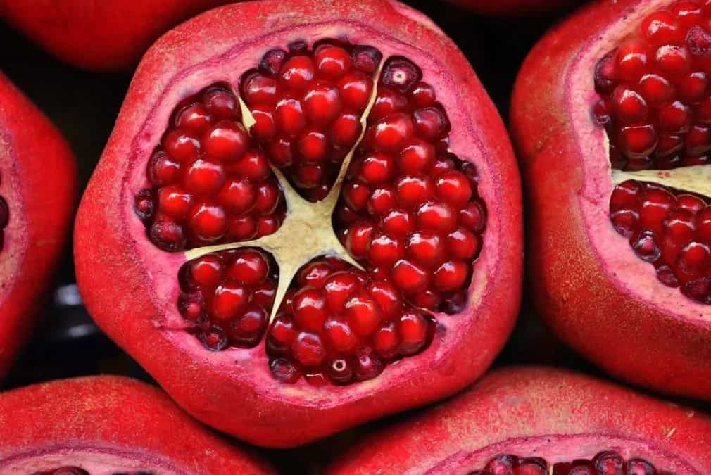 7 Health Benefits Of Pomegranates & A Nutrient-Rich Salad Recipe