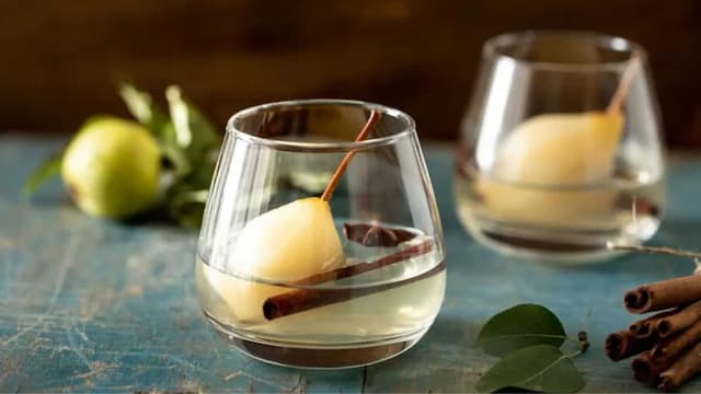 Top 7 Hot Gin Cocktails To Try This Winter