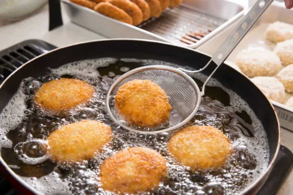 8 Different Frying techniques For Crispy, Crunchy Dishes