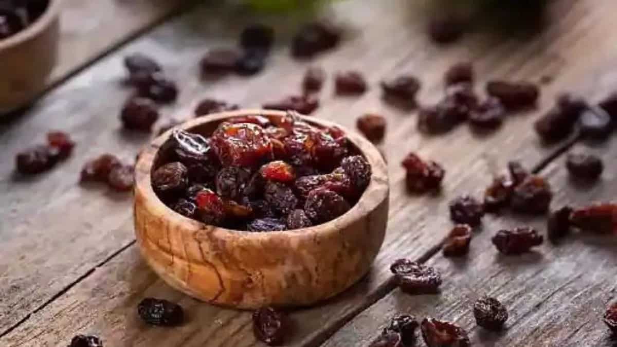 Soaked Raisins: 8 Ways The Superfood Promotes Wellness