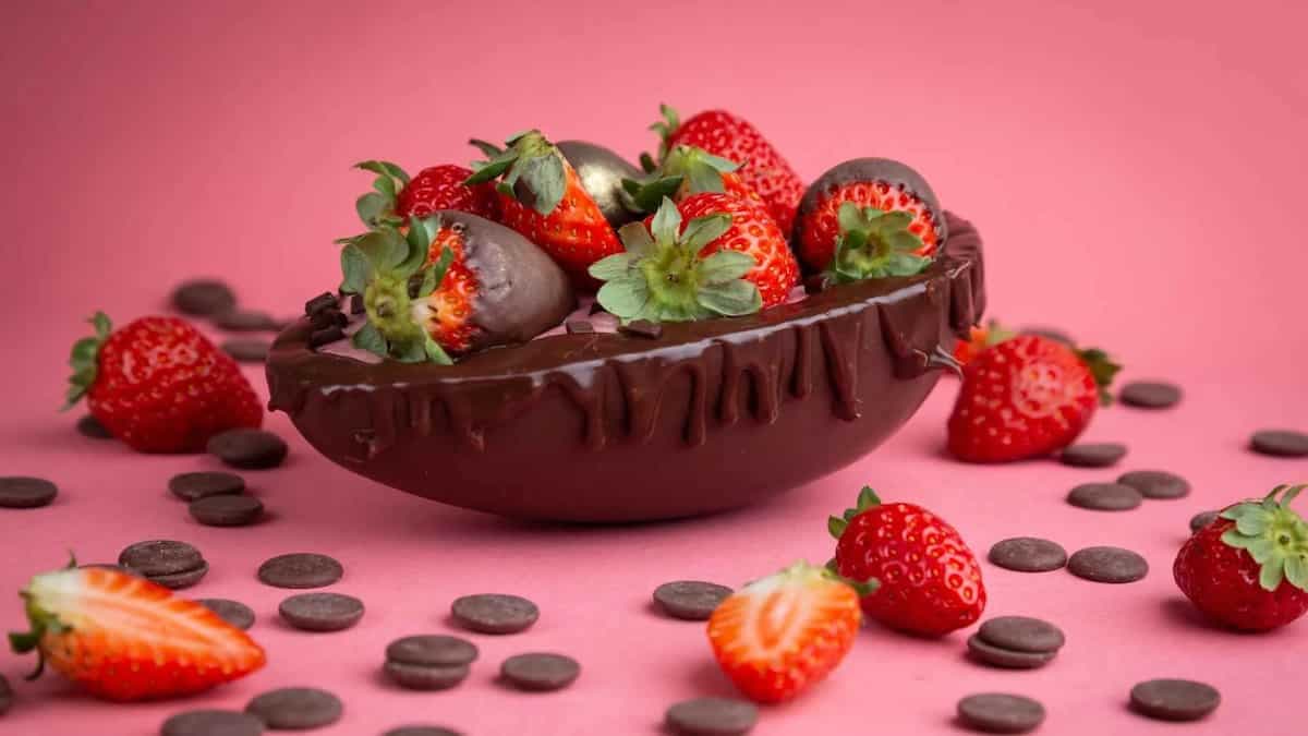 The Art of Making Chocolate Dip Strawberries for Valentine's Day