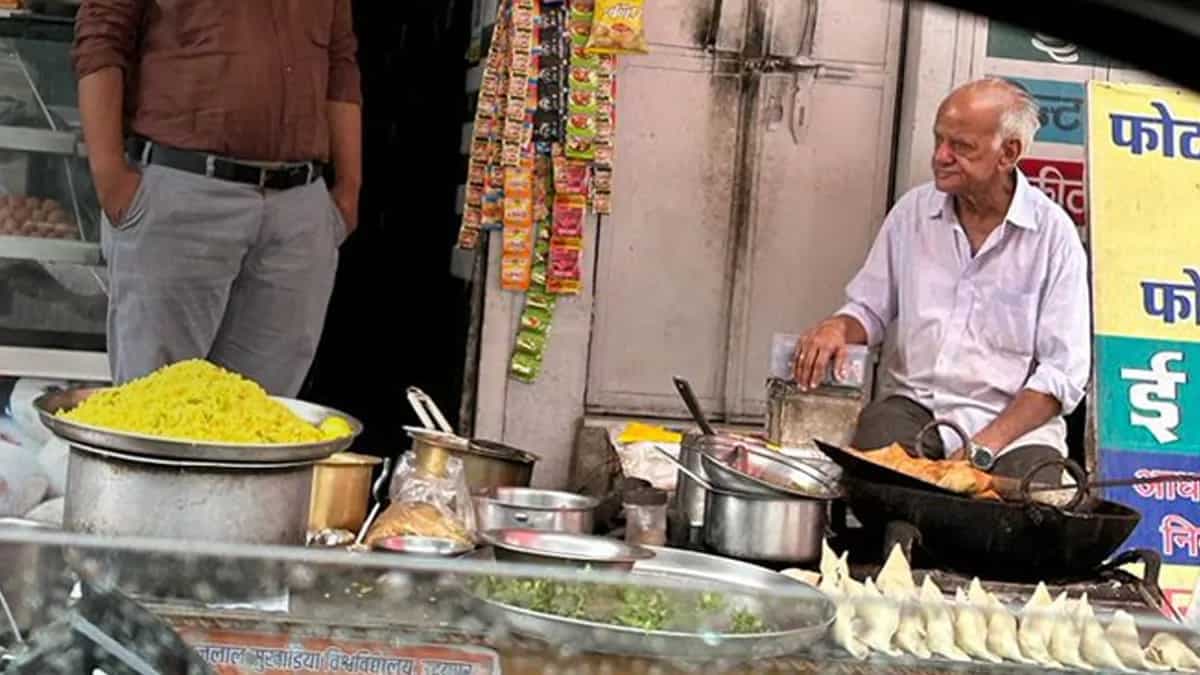 Samosa Seller In Udaipur Gives Inspiring Life Lesson; See Tweet