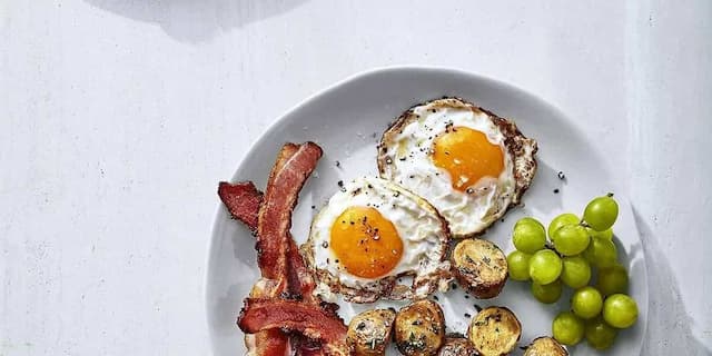 Want A Crispy Fried Egg With A Runny Yolk? Try This Amazing Hack