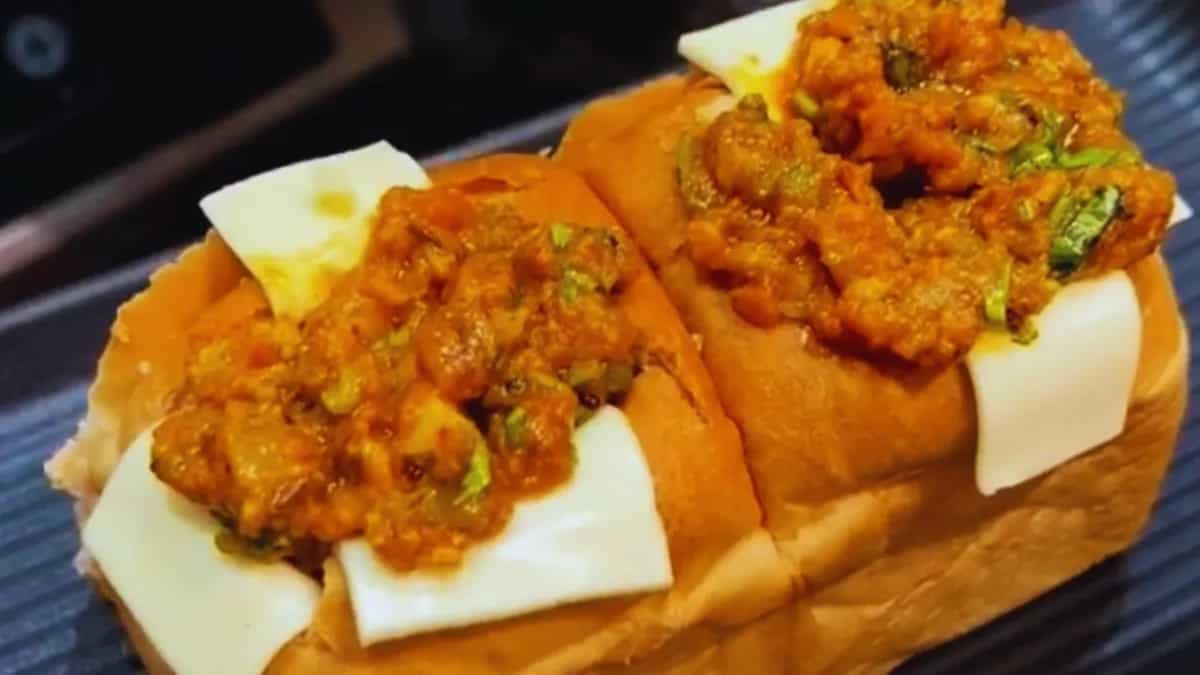Slurrp Reviews: Delhi’s Viral Cheese Baked Pav Bhaji 
