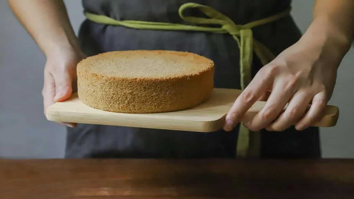 Cracks On Your Cake? 5 Kitchen Hacks To Get That Smooth Texture