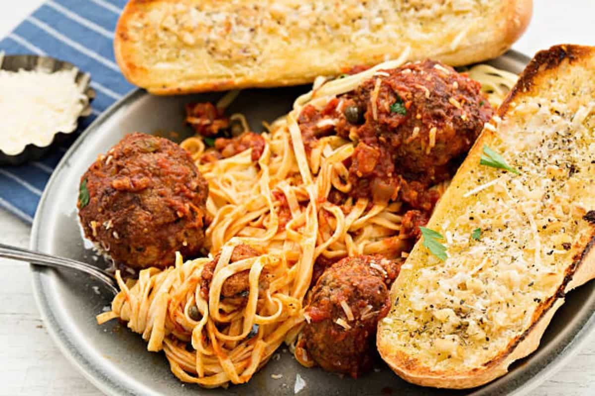 6 Delicious Side Dishes To Pair With Garlic Bread