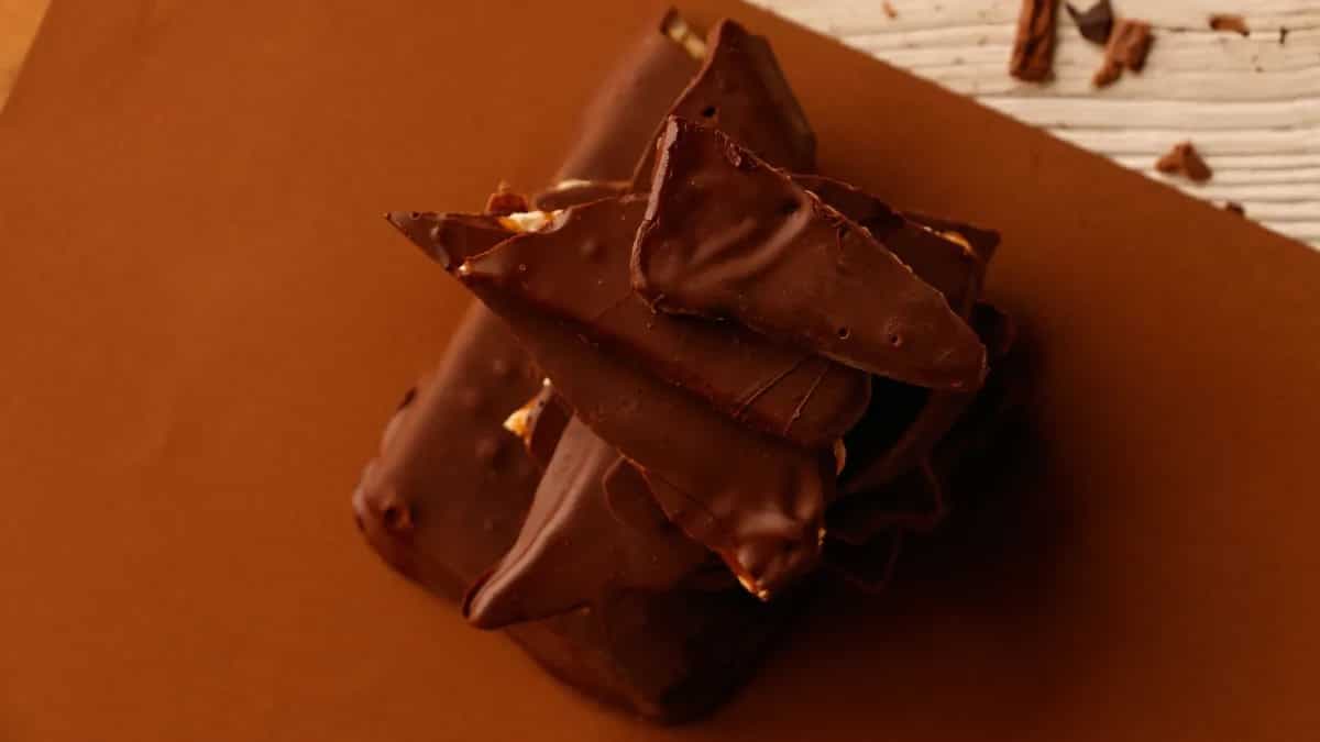 5 Healthy Alternatives To Milk Chocolate While PMSing