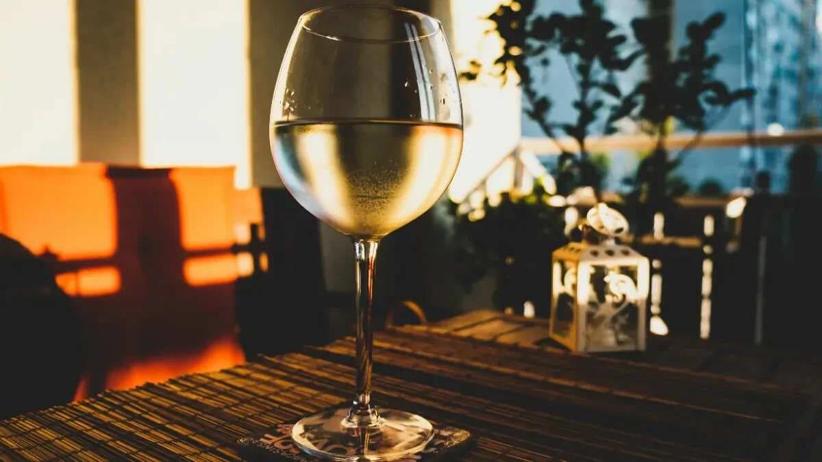 Top 10 Sweetest White Wines For Beginners From Around The World