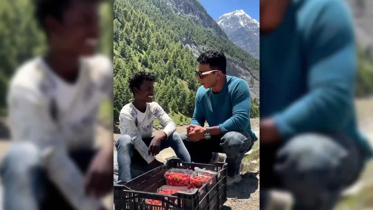 Sonu Sood's Interaction With A Strawberry Seller Goes Viral