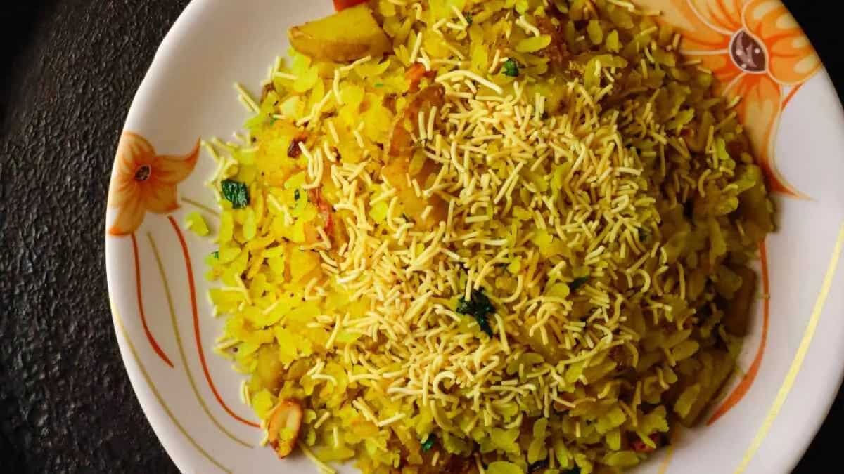 Poha To Masala Oats: 8 Hot & Wholesome Desi Breakfast Options